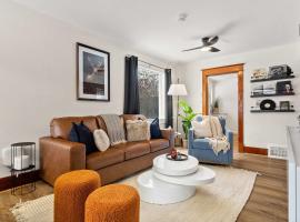 Fossil Flats 3BR Designer Home in Centre of Town, hotel en Drumheller