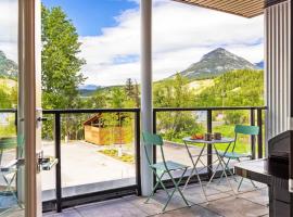 Tranquil 2BR Golden Oasis BBQ, Balcony, MTN Views, hotel u gradu Golden