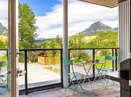 Tranquil 2BR Golden Oasis BBQ, Balcony, MTN Views