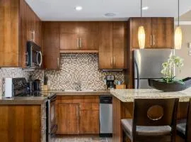 Cozy Rocky Mountain Studio with Hot tub and Gym