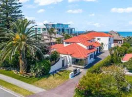 Premium Orewa Beachside Escape - Backyard & BBQ