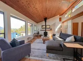 Marielles Lookout - Your Oceanfront Escape Framed by Forest & Waves