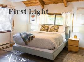 First Light - Vintage waterfront with hot tub - One Bedroom, Hotel in Tofino