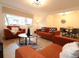 Modern 3BR Home with Parking, hotel i East Kilbride