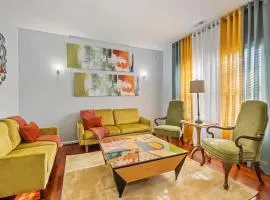 Elegant Retreat Spacious with Outdoor Fireplace