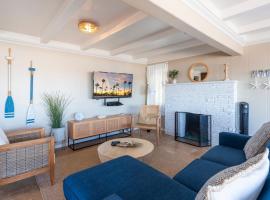 Coastal Bayside Condo Walkable to Sand Surf, hotel in Newport Beach