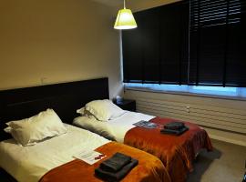 Guest room with private bathroom, WiFi, TV, Antwerp, hotel v Antverpách