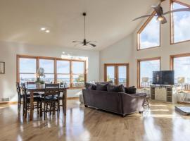 Fall Colors Getaway Walk to Downtown & Ferry, hotel en Saint Ignace