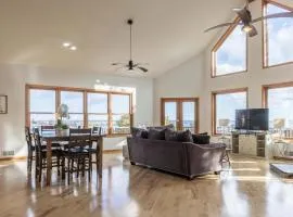 Fall Colors Getaway Walk to Downtown & Ferry