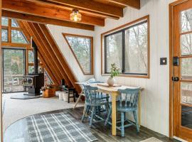 Muetze Lake Lookout By StayLage, hotel din Innsbrook