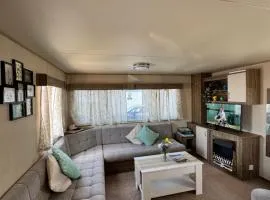 Camber Sands - Family Staycation, 3 BR, FREE WI-FI, PRIVATE PARKING