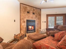 Indoor Pickleball • Fire Pits • 40 Acres & Trails, hotel v destinaci Sauk Centre