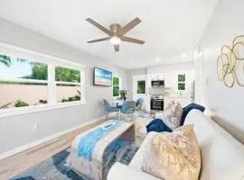 Siesta Key, Heated Pool, Dock on Lagoon, Turtle Beach 1 mile and Crescent Beach 2 miles, 1bdr