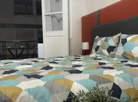 Hassan Centre Studio-No Elevator-Wi-Fi &-Smart TV -CAN 2025