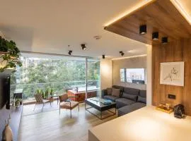 Skyline View, Private Jacuzzi, AC and King Bed