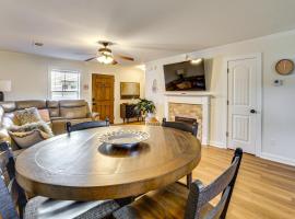 5 Mi to Univ of Arkansas Cozy Townhome with Deck, hotel em Johnson