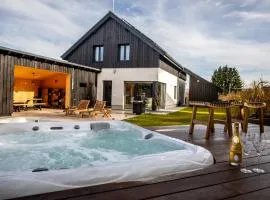 Residence Smržovka - Luxury House with Swimming Pool, Jacuzzi, Garden and BBQ