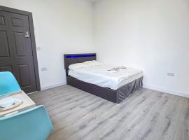 Cosy studio flat in Edgware HA8, hotel a Edgware