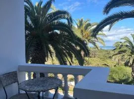 City Center Apt With a Stunning Beach View & WiFi