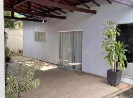 Casa aconchegante e espaçosa à 6 min da Praia - Ar condicionado - WIFI - Cozinha Completa - Garagem