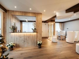 Apartment Hotel Elvis: Urtijëi şehrinde bir otel