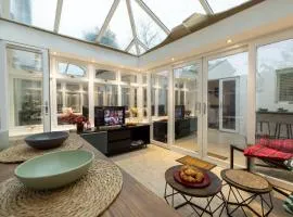 Modern 4-bed home Royal Wharf near Excel Canary Wharf London city airport The O2 -Free parking