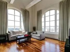 2BR Penthouse • Gym • Near Harbor & Stadiums