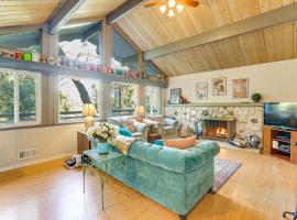 Quiet Home Less Than 1 Mi to Lake Gregory and Dtwn Crestline, hotel v destinácii Arrowhead Highlands