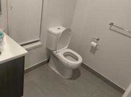 Master bedroom in the heart of Tarneit with creek views, ξενοδοχείο σε Tarneit