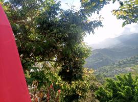 Cabaña tipi sapo con vista a la montaña, khách sạn ở Silvania