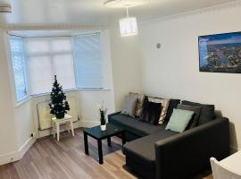 Modern 2-Bed House, Enfield- Parking, Quiet Area，位于恩菲尔德的酒店
