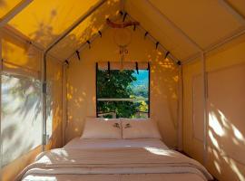 Cabaña tipi ñeque con vista al bosque, khách sạn ở Silvania