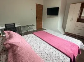 Casa rosa - conforto com split, wifi e água quente