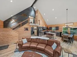 Lux Rainier Chalet With Hot tub, Sauna-Fireplace, WiFi