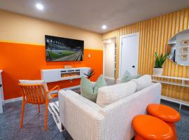 The Orange Lounge - 8 min to KU & Mass, hotel di Lawrence