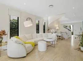 Luxury Riverside Retreat in Benowa