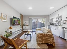 Designer Daylight Basement Near Edmonds Downtown, hotelli kohteessa Perrinville