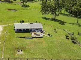 Omaroo - country house at Shallow Bay - air con - pet friendly