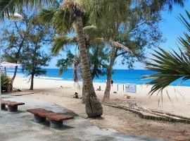 COTTAGE BLUE classé 3 étoiles - 4 à 6 personnes - 2 chambres - accès direct à la plage et à l'esplanade de Boucan Canot avec ses bars et restaurants