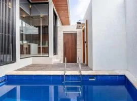 Brand New Designer Villa Underwater Pool View