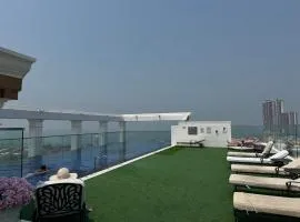 Sky Pool Apartment Hotel Near the Beach