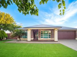 Popular Grand Villa Shepparton, viešbutis mieste Šepartonas