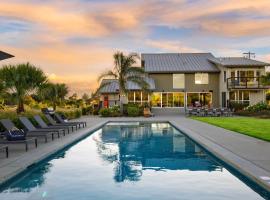 Coplan Vineyards by AvantStay 10-Acre Estate w Pool Spa Bocce Designer Interiors, hotel em Sonoma