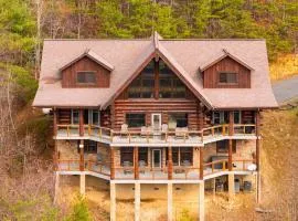 Pinnacle Chalet by AvantStay Luxury Cabin w Panoramic Views Fireplace Game Room