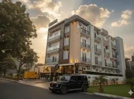 Honeyveils Palace Hotel - Behind Indian Expo Mart