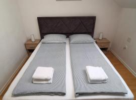 Apartman Batuda,moderno opremljen apartman u centru Đurđevca, u cijeni WELLNESS, sauna, bazen u obližnjem hotelu, mini zoo, 5G internet, R1 račun, hotel in Ðurđevac