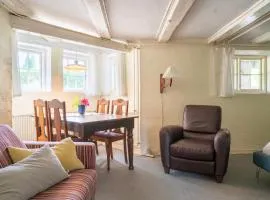 Lyst og rummeligt kælderværelse