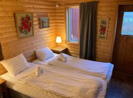 Madam Blås mysiga stugor med vedeldad bastu och badtunna, hotel sa Nossebro