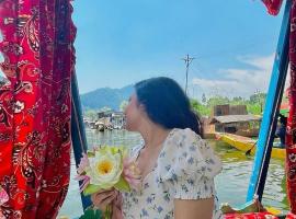 houseboat new moon group of houseboats، فندق مع موقف سيارات في سريناغار