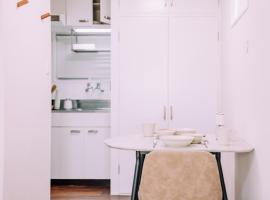 Wada में, होटल Fukuoka Hakata Stay 1BR with Balcony, TV and Laundry 206